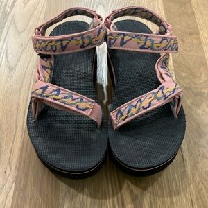 Teva Women’s Rose Pink Black Bohemian Flatform Universal Platform Ziggy Sandals